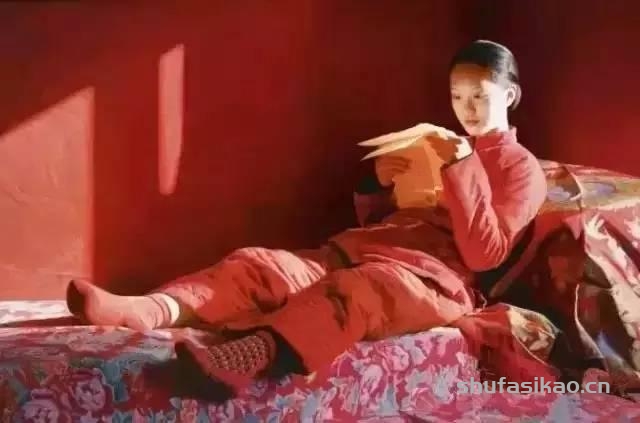 艺术大师王沂东油画中的乡村少女，具有一种含蓄而动人的内在美-书法思考网
